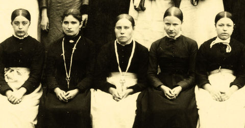 Simonis_1884,_ouvrières_de_la_finition_d