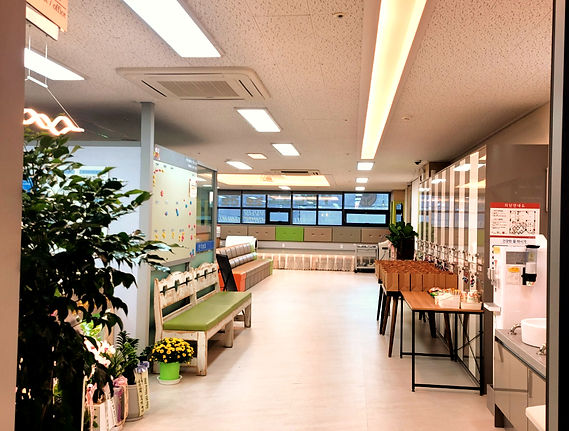 시설 입구_edited.jpg