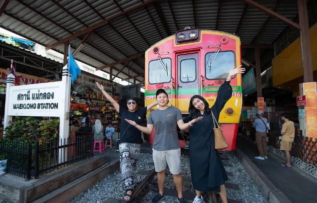 Thumbnail: Damnoen Saduak Floating Market, Maeklong Railway