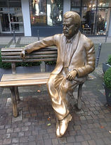 Willy Millowitsch ist Ehrenbürger der Stadt Köln und sitzt auf dem nach ihm benannten Platz an der Ecke Aposteln-/ Breitestra