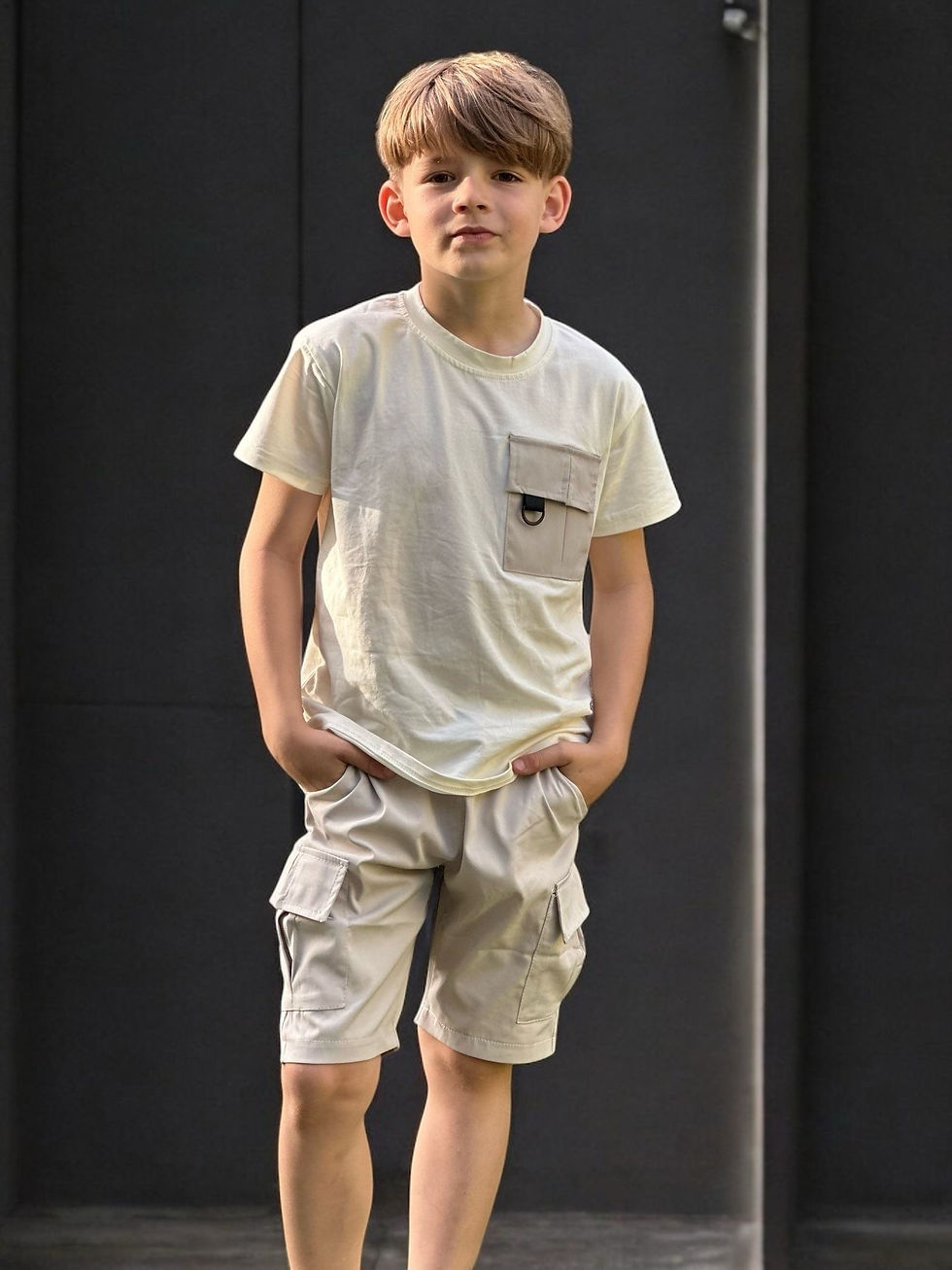 Jungenset – T-Shirt in Creme & Cargo-Shorts