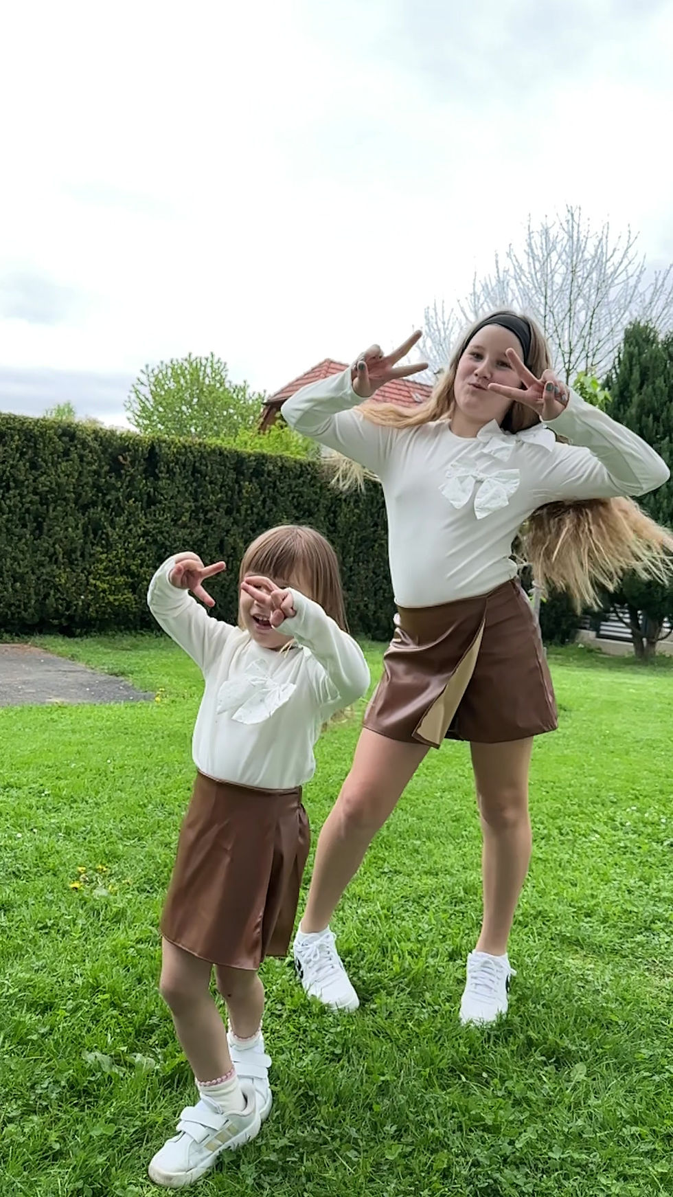 Elegantes Mädchen-Set – brauner Lederrock & Bluse mit Schleife