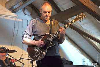 Philippe Vonlanthen Guitar_edited.jpg