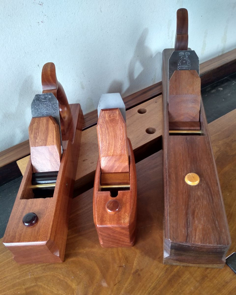 Um trio composto por três plainas básicas. Uma Jack de 14", uma Jointer de 22" e uma Smoother de 7 1/2" de comprimento.