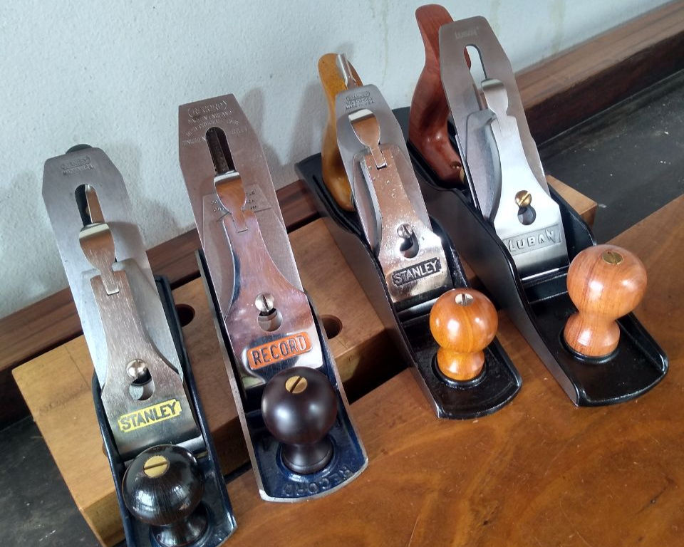 Um par de Smoothers de números 3 e 4, as mais usuais. Um par de Jacks de números 5 1/4" e 5. A Jack 5 1/4 mais curta e mais estreita tem tamanho maior que uma plaina 4 e menor que uma plaina 5. Também conhecida como Jack Junior.