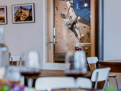 
Projet d'aménagement d'un tiers lieu comprenant une salle d'escalade, un restaurant ainsi qu'un coworking. L'ensemble de ce lieu de vie est construit à l'intérieur d'un ancien hangar industriel.