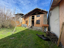 Située le long de la rue de la Terre Sainte, l’ancienne grange est un témoignage du patrimoine rural local. À l'origine édifice agricole, elle servait au stockage des récoltes. Son architecture typique, avec des poteaux maçonnés et un bardage ajouré, témoigne de son ancienne fonction de séchage des récoltes. Entourée de maisons maçonnées rénovées, la grange conserve l’alternance historique entre habitations et bâtiments agricoles qui caractérisent la commune.

L'objectif de cette rénovation est de transformer la grange en habitation tout en préservant son identité architecturale. Les piliers maçonnés d'origine sont conservés et le bardage est remplacé par un habillage vertical en bois. L’intervention vise ainsi à souligner l’histoire du bâtiment tout en lui insufflant une nouvelle vie.

Le terrain, en pente légère, longe un ancien muret et un espace de stockage de fumier. Afin d’améliorer l’accessibilité, ces éléments seront supprimés pour créer deux places de parking. Une terrasse en bois et un platelage viendront structurer la partie sud-ouest du terrain, apportant un espace extérieur convivial.
Le projet s'inscrit dans le volume existant, avec une légère extension sous la toiture actuelle. L’étage inférieur maçonné est conservé, portant la charpente d’origine. L’étage habitable repose sur une ossature bois recouverte d’un bardage en mélèze naturel.
