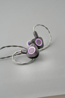 當傳奇走下神壇，親民的第一炮 Vision Ears GO live! 混合單元入耳式監聽耳機