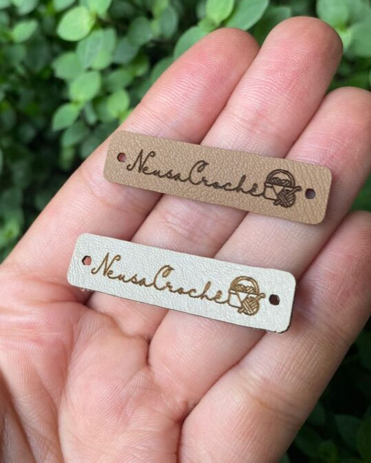 10 Etiquetas em Couro Sintético - 4x1cm - Personalizada