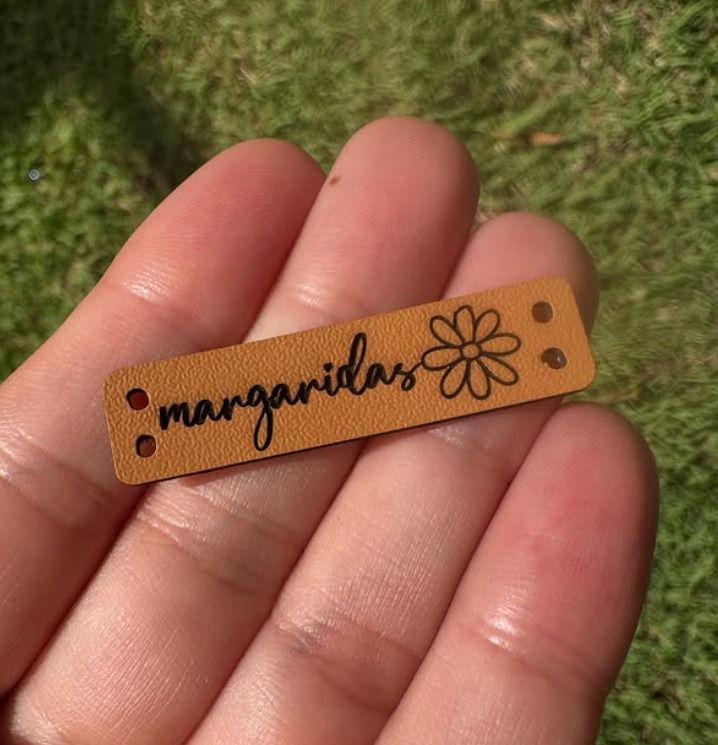 100 etiquetas 4x1cm em couro sintético - personalizada