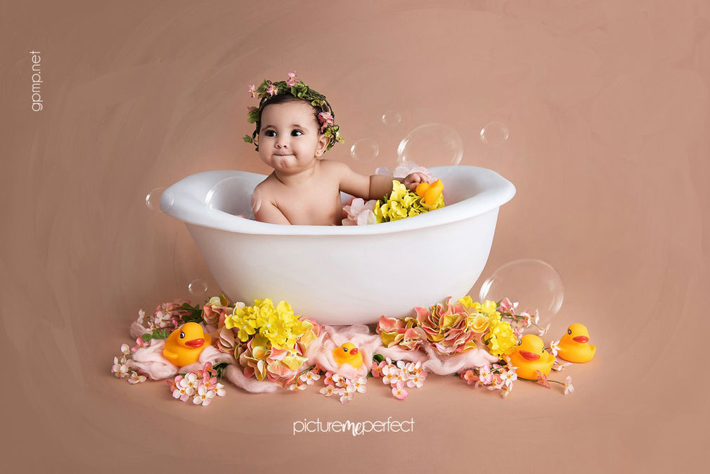 Sitting baby in a white bathtub with flowers and yellow rubber ducks, Miami Lakes,Loch Lomond photo session