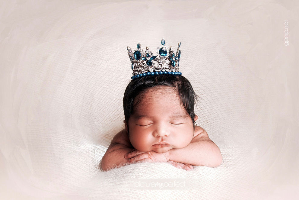 Baby boy sleeping with a blue and silver crown. Miami Savanna photo shoot