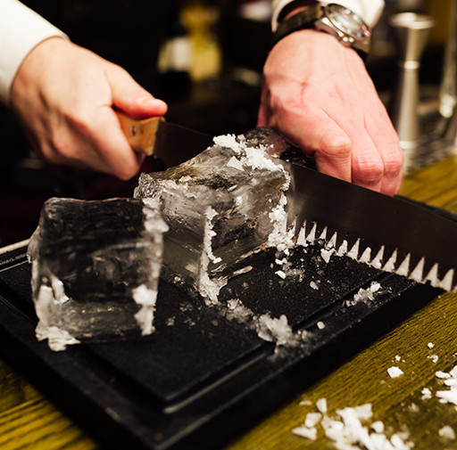 media_yomhw5zn_online-training-and-e-learning_bartender-skills-and-techniques_ice__split-i