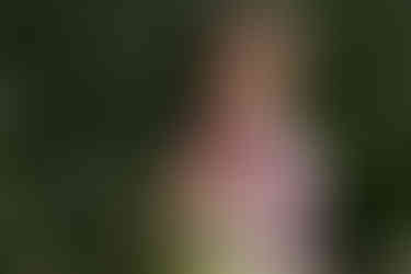 Jeune garçon en chemise rose jouant avec des herbes hautes et fleurs blanches dans un champ. 10. Petite fille souriante dans les hautes herbes Légende : Un sourire en pleine nature pour un moment suspendu. Texte alternatif : Fillette en robe rose et serre-tête souriant au milieu d’un champ de fleurs blanches à Chemillé-en-Anjou. Souhaites-tu que je t’aide à les insérer dans ton éditeur de blog ou les formater pour un copier-coller plus rapide ?