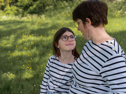 Céline et sa fille en marinière se regardant tendrement dans un champ fleuri au plan d’eau de la Tourlandry.
