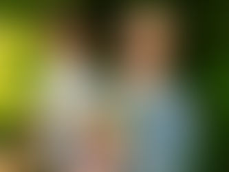 Jean tenant son fils dans les bras, tous deux riant dans la lumière dorée.