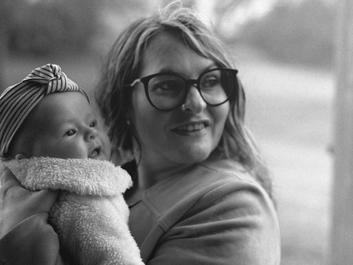 Maman tenant tendrement son bébé emmitouflé lors d’une séance photo à Chemillé-en-Anjou
