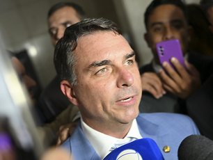 Flávio Bolsonaro deve oficializar candidatura sem anunciar vice na convenção do PL