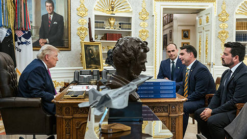 Trump elogia Flávio Bolsonaro após encontro na Casa Branca em meio a tensões entre Brasil e EUA