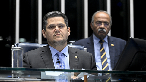 Alcolumbre sinaliza tramitação sem urgência para PEC que acaba com escala 6x1 no Senado