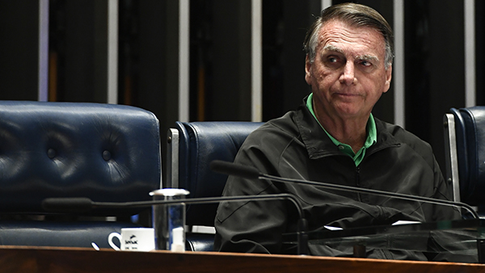 Defesa de Bolsonaro confirma pedido de reparo em arma apreendida e contesta suspeitas sobre prisão domiciliar