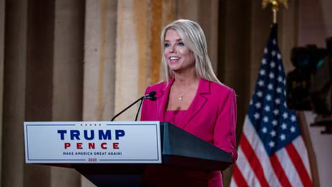 Trump demite secretária de Justiça após crise envolvendo caso Epstein