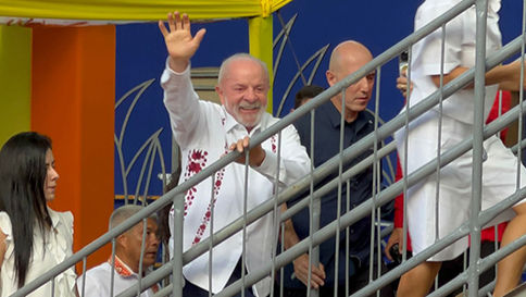 Sem falar com a imprensa, Lula marca presença no Carnaval do Campo Grande, em Salvador