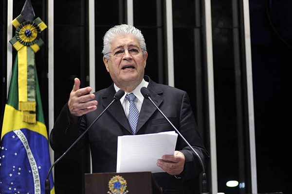 Gilmar Mendes determina retomada de aposentadoria especial de Roberto Requião