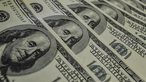 Dólar cai e se aproxima da mínima do dia após divulgação de indicadores dos EUA
