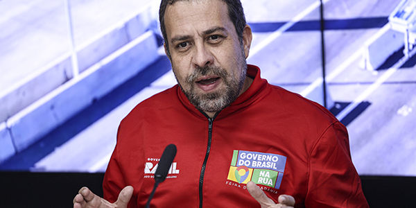 Boulos diz que escala 6x1 pode ser barrada até julho e aposta em pressão popular