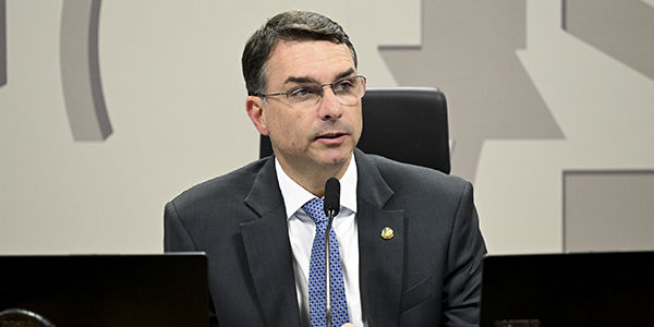 Especialistas veem falta de detalhamento em propostas de Flávio Bolsonaro para 2026
