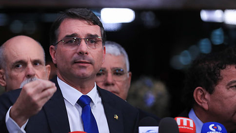 Flávio Bolsonaro afirma que contatos com Daniel Vorcaro ocorreram apenas por filme sobre Jair Bolsonaro