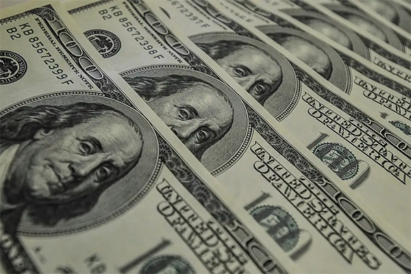 Dólar oscila após abrir em queda e volta a subir com pressão do mercado