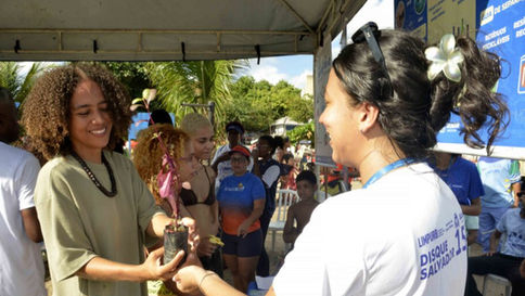 Limpurb realiza ação de conscientização ambiental na Praia da Preguiça