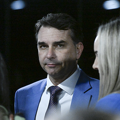 Aliados de Flávio Bolsonaro intensificam ofensiva nas redes e responsabilizam Lula por tarifas dos EUA