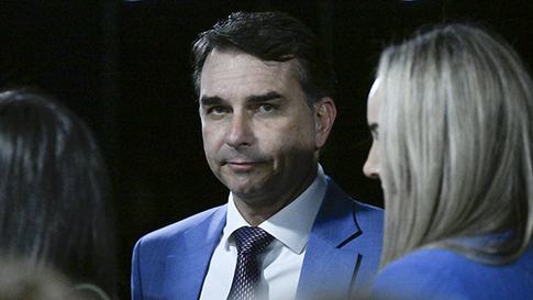 Aliados de Flávio Bolsonaro intensificam ofensiva nas redes e responsabilizam Lula por tarifas dos EUA