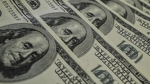 Dólar despenca ao menor nível em mais de 2 anos e Bolsa dispara com tensão global no petróleo