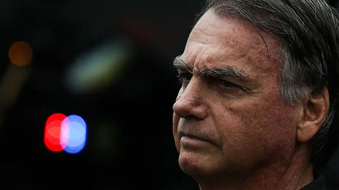 Bolsonaro passa por cirurgia no ombro e segue em observação, diz hospital