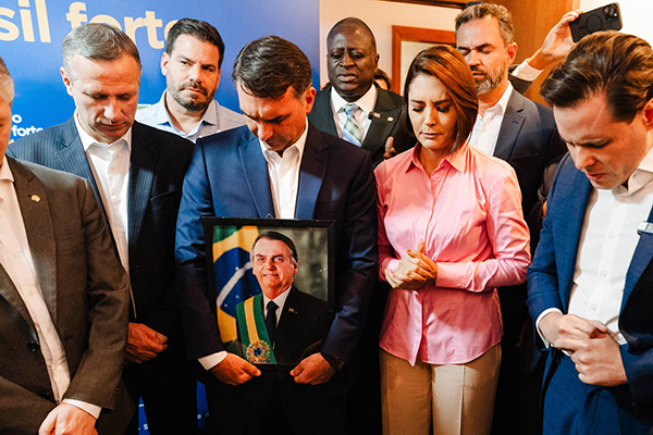 Michelle Bolsonaro diz ter feito as pazes com Flávio e defende vice mulher para a chapa