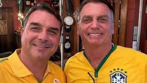 Defesa de Bolsonaro recorre ao STF para restabelecer visitas de Flávio durante prisão domiciliar