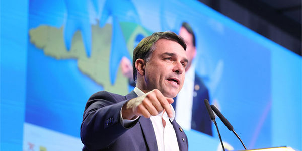 Flávio Bolsonaro enfrenta obstáculos para consolidar palanques no Nordeste rumo à eleição presidencial