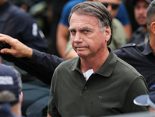 Defesa de Bolsonaro solicita a Alexandre de Moraes manutenção da prisão domiciliar por questões médicas