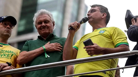 Flávio Bolsonaro busca apoio de Ronaldo Caiado para segundo turno