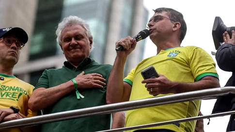 Flávio Bolsonaro busca apoio de Ronaldo Caiado para segundo turno