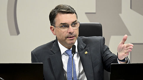 Flávio Bolsonaro articula mudança em disputa pelo TCU e mira acordo político para 2027