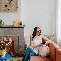 Ondernemer poseert ontspannen tijdens brandingshoot in natuurlijke setting in de daglicht studio te Antwerpen