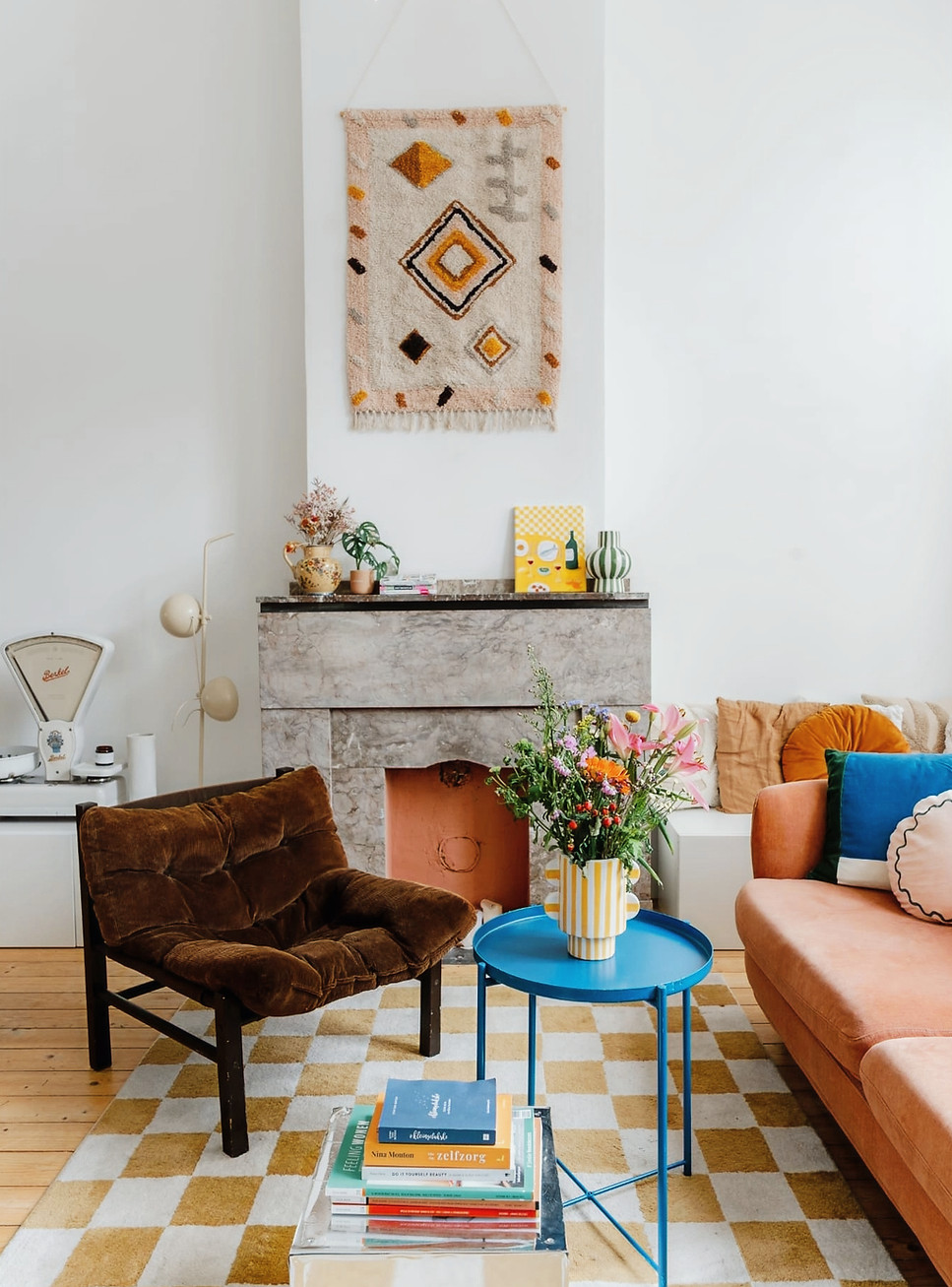 Interieur van The Color Apartment met overvloedig daglicht en moderne inrichting