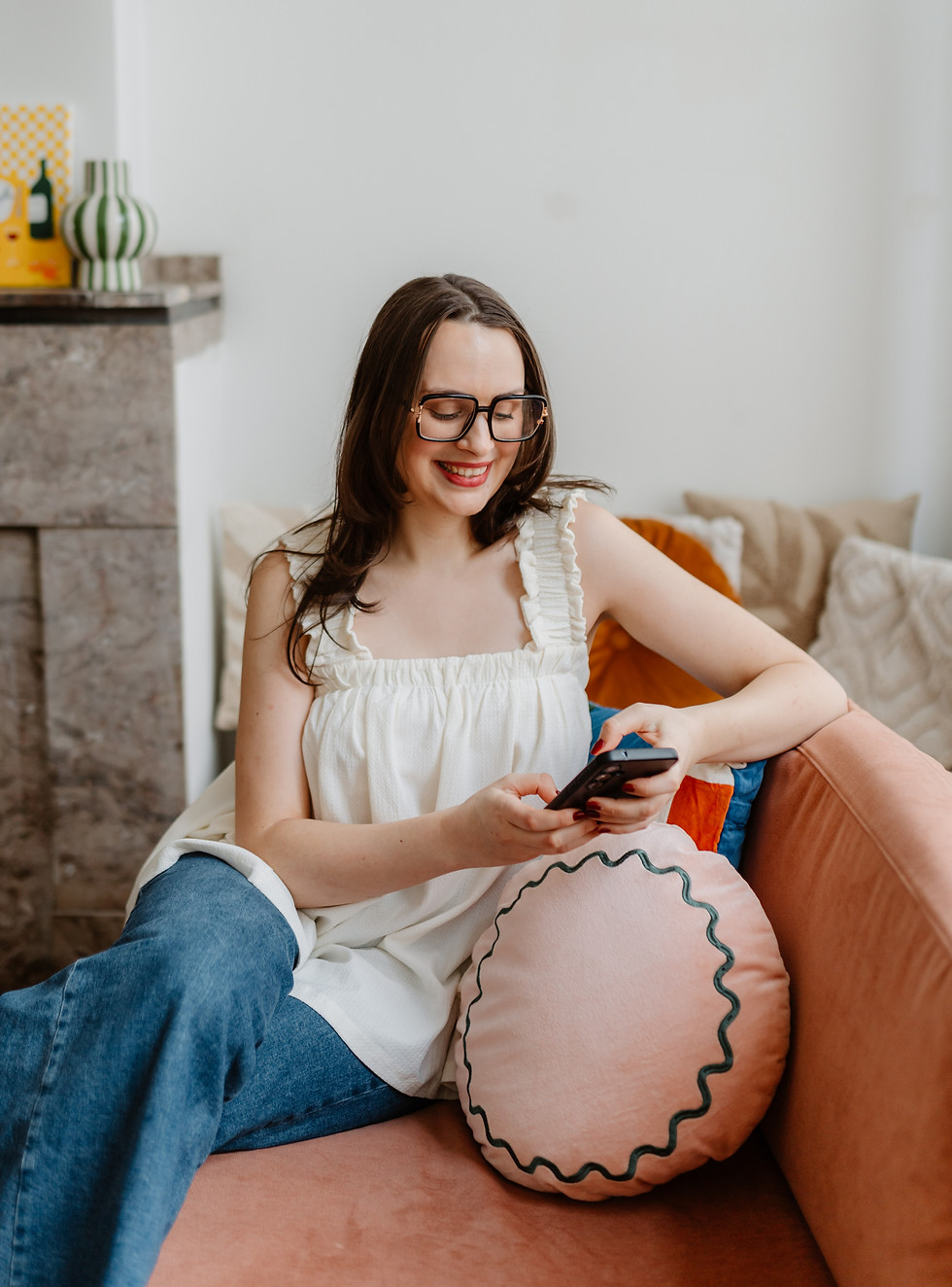 Creatieve coworking ruimte met warme tinten en comfortabele werkplekken