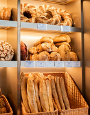 Boulangerie Eric Kayser avec différents pains.