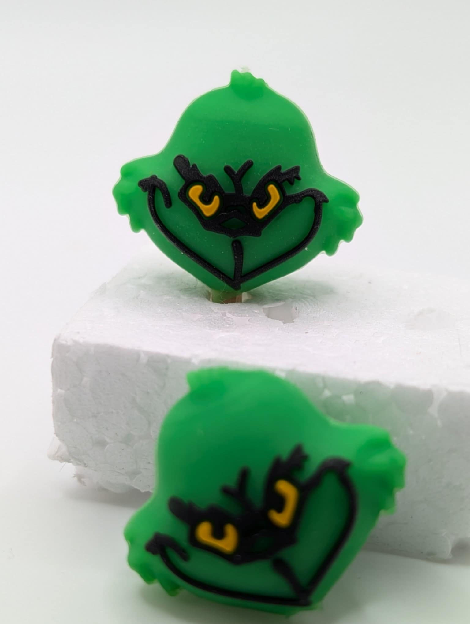 Looks similar to the Grinch 3D silicone focal bead 